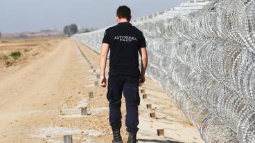 En grekisk gränsvakt patrullerar landets gräns mot Turkiet. Arkivbild.