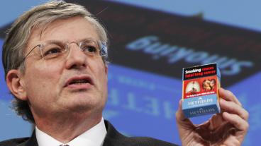 EU:s hälsokommissionär Tonio Borg visar upp hur ett framtida cigarettpaket kan komma att se ut.