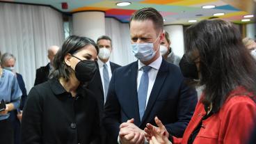 Utrikesminister Ann Linde i samspråk med sina kollegor från Tyskland, Annalena Baerbock, och Danmark, Jeppe Kofod. Arkivbild.
