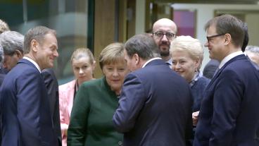 Tysklands förbundskansler Angela Merkel i samtal med bland annat statsminister Stefan Löfven. Arkivbild.