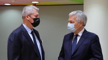 Rumäniens justitieminister Cătălin Predoiu i samtal med EU:s justitiekommissionär Didier Reynders. Arkivbild.
