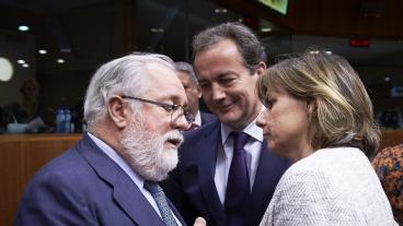 Klimatminister Isabella Lövin (MP) i samtal med EU:s klimatkommissionär Miguel Arias Cañete. Arkivbild.