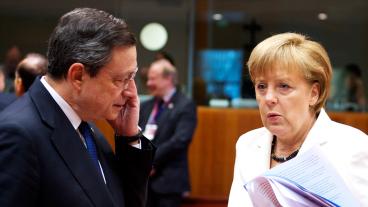 ECB-chefen Mario Draghi och Tysklands förbundskansler Angela Merkel i samspråk. Arkivbild.