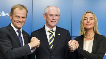Donald Tusk (t.v), hans företrädare Herman Van Rompuy och Federica Mogherini efter lördagens utnämningar.