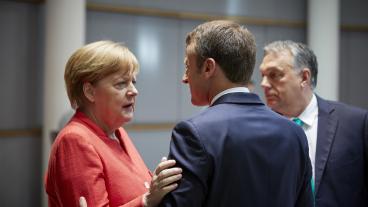 Tyskland förbundskansler Angela Merkel och Frankrikes president Emmanuel Macron samarbetar allt mer.