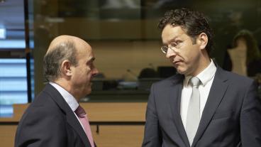 Spaniens finansminister Luis de Guindos och Nederländernas finansminister tillika nuvarande eurogruppsordförande Jeroen Dijsselbloem. Arkivbild.