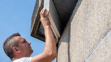 Asbest är förbjudet i EU sedan 2005 men finns kvar i gamla byggnader och kan frigöras vid renovering. 