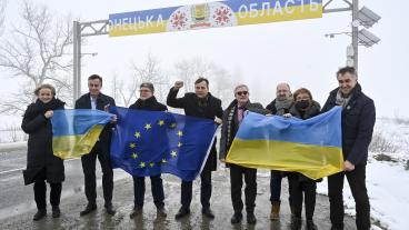 EU-parlamentets delegation vid infarten till Donetsk-regionen. 