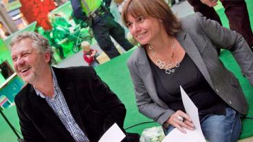 I dag lanserar den europeiska gröna rörelsen en webbplats – food-revolution.eu – för att visa att det redan finns många som förändrar vår matproduktion i rätt riktning, och för att skapa en plattform för att förändra EU:s lagstiftning om mat. Det skriver Europaparlamentariker Isabella Lövin (MP) och riksdagsledamoten Peter Eriksson (MP).