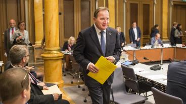 Statsminister Stefan Löfven (S) tågar in i riksdagens EU-nämnd för överläggningar inför EU-toppmöte.