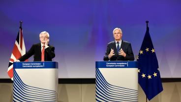 Brexitförhandlarna David Davis och Michel Barnier på den senaste förhandlingsrundan i Bryssel. Arkivbild.  
