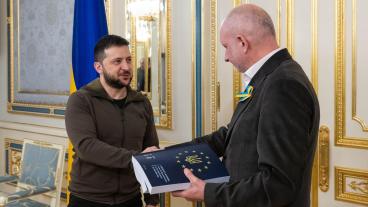 Den ukrainske presidenten Volodomyr Zelenskyj lämnade i veckan över begärda handlingar till EU:s Ukrainaambassadör Matti Maasikas i hopp om snabbehandling av frågan huruvida Ukraina kan bli kandidatland. 