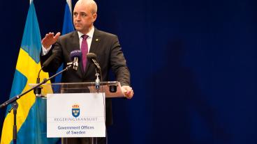 Fredrik Reinfeldt håller presskonferens efter toppmötets första dag.