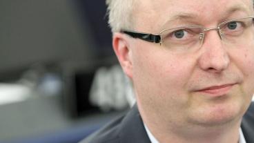 Det i veckan framhastade yrkeskvalifikationsdirektivet innehåller flera svagheter som kan orsaka lönedumpning och minskad säkerhet inom vissa branscher. Det skriver Mikael Gustafsson (V).