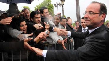 Francois Hollande i ett regnigt Paris.