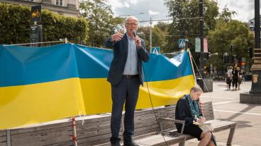 Artikelförfattaren Gunnar Hökmark talar vid måndagsrörelsens möte till stöd för Ukraina på Norrmalmstorg i Stockholm den 13 juni 2022.