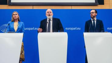 Kadri Simson, energikommissionär, och Frans Timmermans, klimatkommissionär, presenterar på onsdagen EU-kommissionens förslag på åtgärder för att minska de höga energipriserna. På bilden syns också Tim McPhie, talesperson för klimat- och energifrågor på EU-kommissionen.