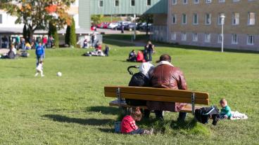 Sverige lägger dubbelt så mycket pengar på integration av flyktingar än Tyskland och Österrike. Men fler får också jobb.  