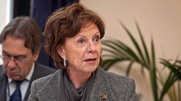 EU-kommissionär Neelie Kroes lovar i dag, efter mycket klagomål, att noga syna internetopertörerna.