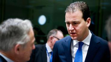 Den nederländske socialministern Lodewijk Asscher i samtal med kollegor. Arkivbild