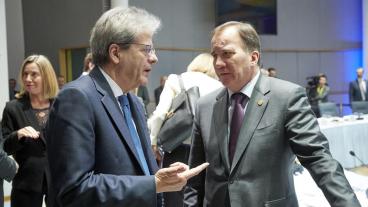 En oroad Stefan Löfven (S) diskuterar med sin italienska kollega Paolo Gentiloni.  