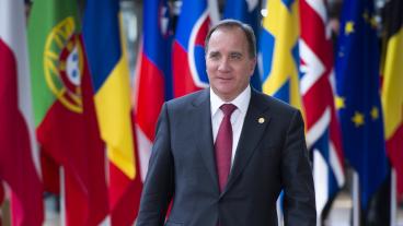 Statsminister Stefan Löfven (S) vill diskutera migrantläger i Afrika men kräver samtidigt lösning i den olösta frågan om vem som ska ta ansvar för flyktingar inom EU. 