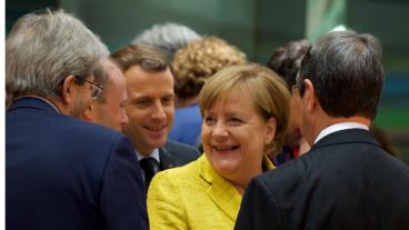 Sverige får stöd av Tysklands förbundskansler Angela Merkel i kravet på att alla EU-länder ska ta ansvar för flyktingar. 