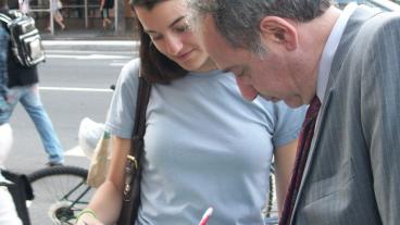 Namnunderskrifterna i EU ska ske på internet och inte, som här i Chelsea, på papper.