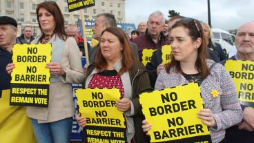 Protester framför Stormont-parlamentet på Nordirland för två år sedan. Gränsfrågorna är fortfarande hett omtvistade.