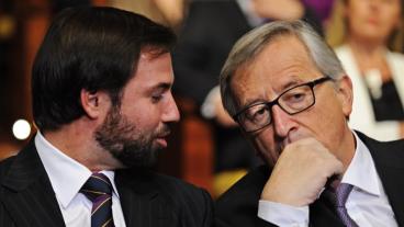 Kommissionsordförande Jean-Claude Juncker till höger samtalar med arvstorhertigen av Luxemburg Guillaume. Arkivbild.