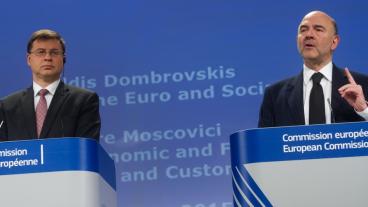 Kommissionär Valdis Dombrovskis och Pierre Moscovici. Arkivbild.