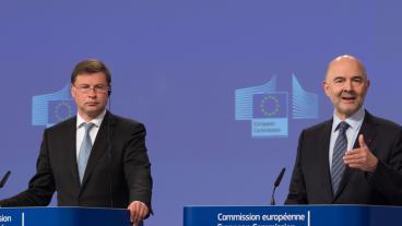 EU-kommissionärer Valdis Dombrovskis och Pierre Moscovici.