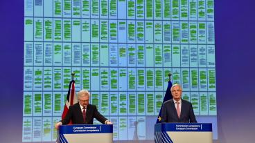  EU:s och Storbritanniens chefsförhandlare, Michel Barnier och David Davis, framför de 129 färgkodade sidorna i utträdesavtalet.