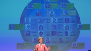 EU-kommissionens tillträdande ordförande Ursula von der Leyen framför sitt organigram för nästa kommission.