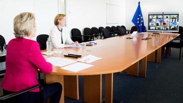 EU-kommissionens ordförande Ursula von der Leyen (till vänster) under torsdagens EU-toppmöte på videolänk.