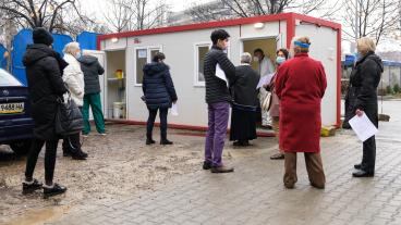 Bilden visar vaccinering av vårdpersonal i Bulgarien.  Landet har störst andel personer, 34 procent,  i Eurobarometerns undersökning som säger att de inte vill vaccinera sig.