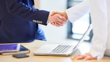 Kraven för att kvalificera för ett blåkort sänks i den nya uppgörelsen. 