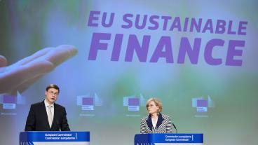 EU-kommissionärerna Valdis Dombrovskis och Mairead McGuinness presenterade EU:s taxonomi på onsdagen.