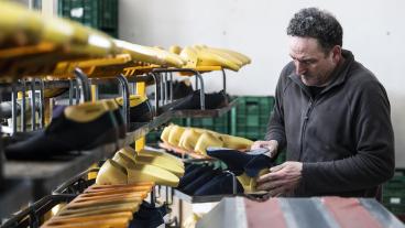 EU-kommissionen uppmanar till större återvinning av textilier. I dag återvinns endast en procent till nya textilier. Arkivbild.