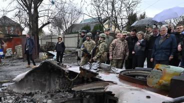 EU:s utrikesrepresentant Josep Borrell (till höger i blå jacka) i Ukraina i mitten av april. 