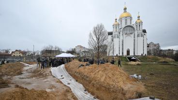 Massgrav i ukrainska Butja efter Rysslands härjningar. Arkivbild.