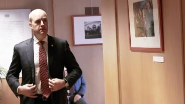 Statsminister Fredrik Reinfeldt (M) på väg för att diskutera med sina europeiska kollegor i Bryssel. Arkivbild.