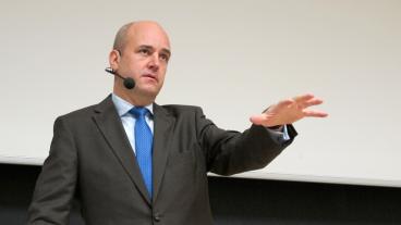 Statsminister Fredrik Reinfeldt (M) pratar EU-politik med studenter på Stockhoms universitet på tisdagen.