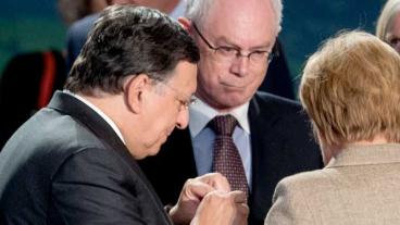 EU-kommissionens ordförande José Manuel Barroso, rådsordförande Herman van Rompuy och Tysklands regeringschef Angela Merkel i samtal 4 september 2014.