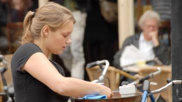 I spåren på eurozonens krav på nedskärningar följer otrygga anställningar, skriver Mikael Gustafsson (V).