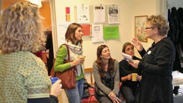 Delegater från Eurochild-konferensen gör studiebesök på familjecentralen i Baronbackarna i Örebro.