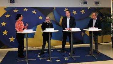 TCO:s ordförande Therese Svanström i samtal med Britta Lejon, ordförande ST, och Martin Linder, ordförande Unionen, samt TCO:s internationella chef Oscar Wåglund Söderström.