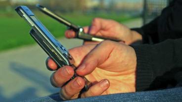 Kobolt är ett viktigt ämne i tillverkning av mobiltelefoner och kommer till stor del från det krigshärjade Kongo.