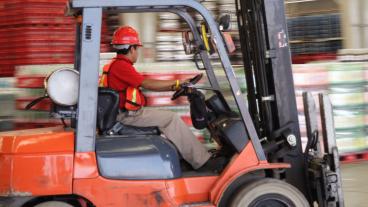 Tjänstedirektivet skönmålas i nytt betänkande, skriver Eva-Britt Svensson (V). 