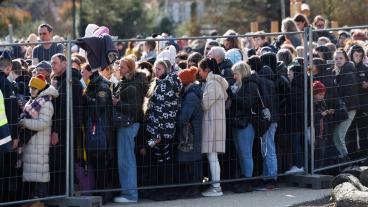 Ukrainska krigsflyktingar köar för registrering i Bryssel. Personerna på bilden har inget med artikeln att göra.